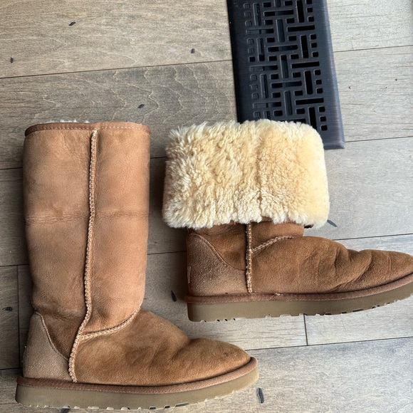 UGG women’s classic chestnut boots - Picture 2 of 7